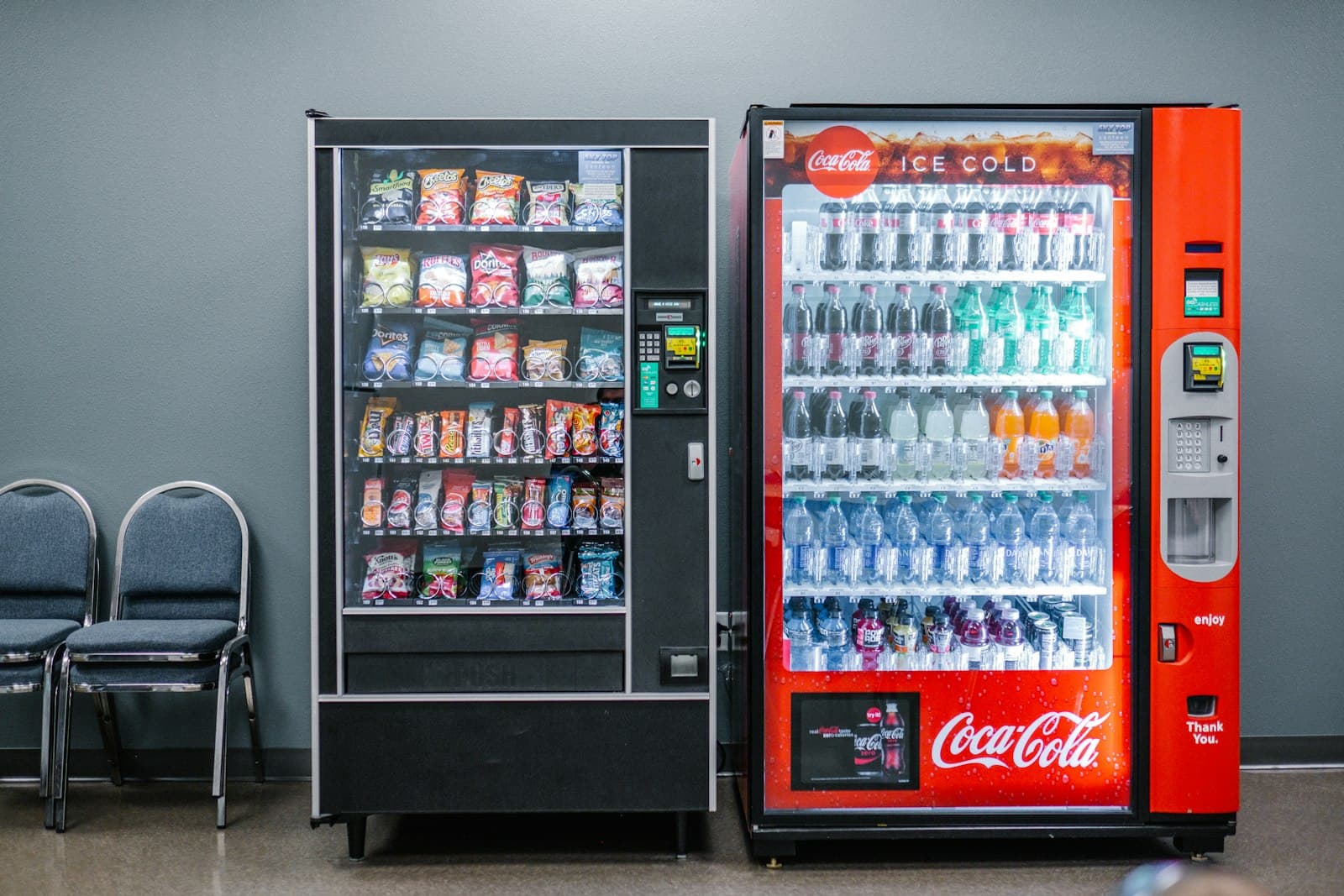 Predajný automat s nápojmi v interiéri