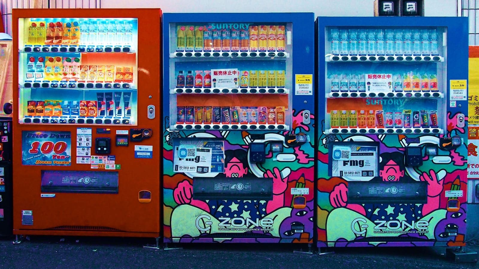 Tri farebné vendingové automaty s nápojmi a snackmi