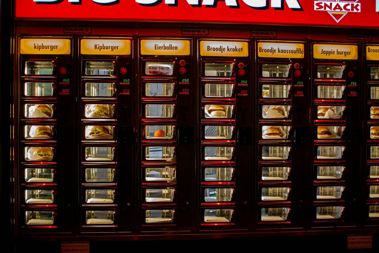 Veľký snack vendingový automat pred predajňou