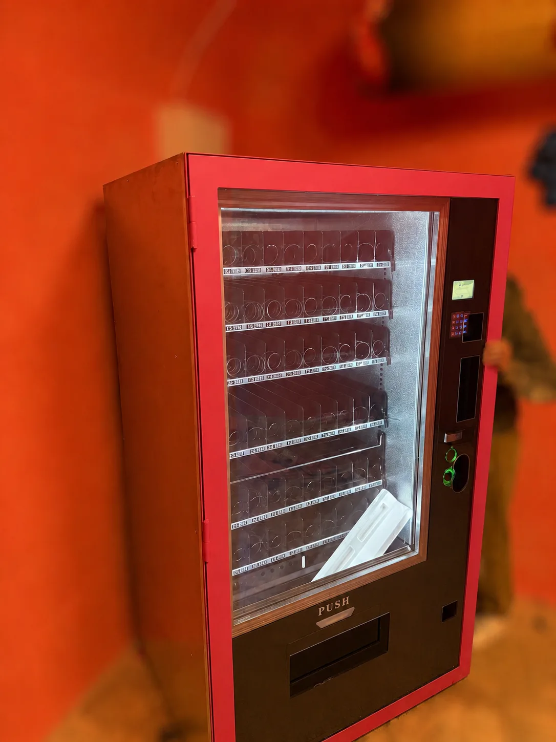Vendingový automat s ochranným plexisklom
